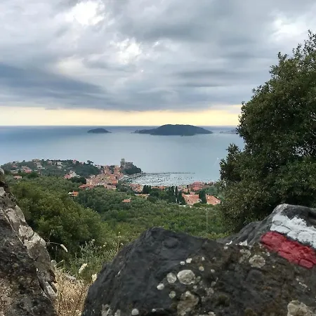 La Gora, Tra Mare E Sentieri