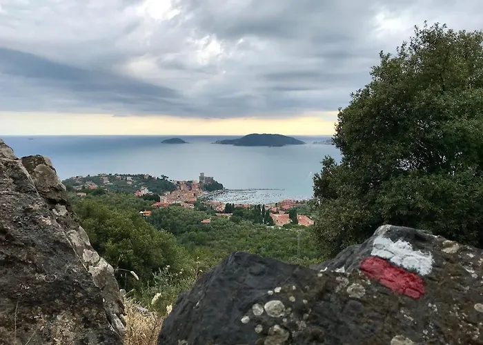 La Gora, Tra Mare E Sentieri